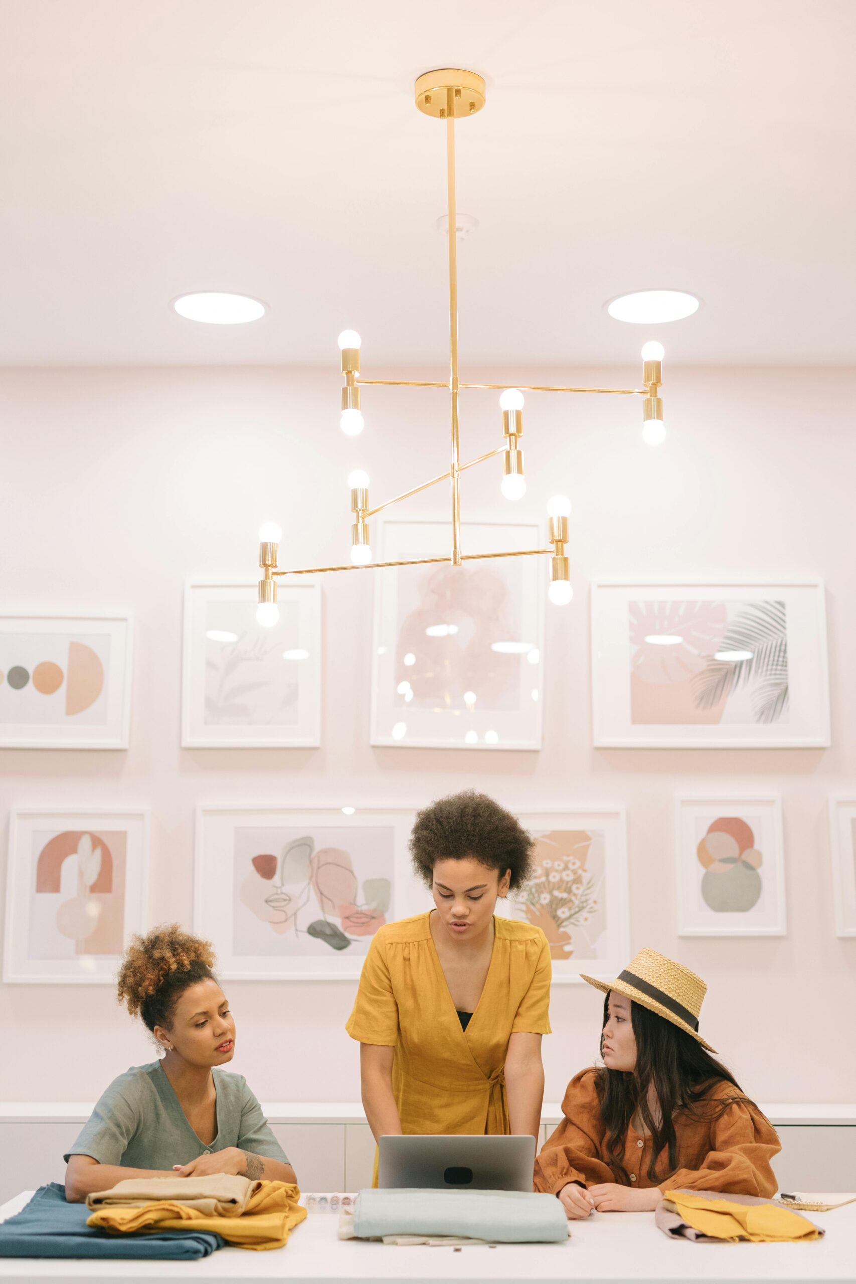 leader-listening-to-team